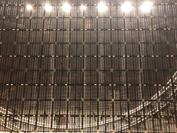 舞台上led屏幕的背面。为音乐会安装专业的音响、灯光、录像和舞台设备。图片下载