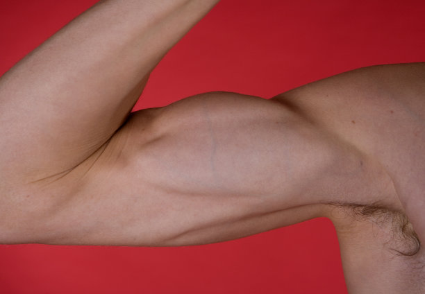 人炫耀二头肌图片下载