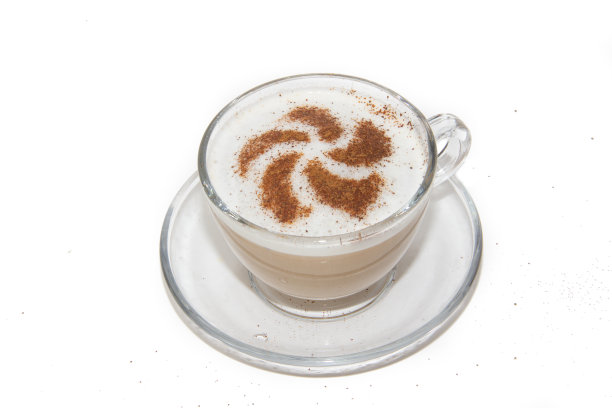 一杯卡布奇诺，白色背景，肉桂图案。一杯孤立的咖啡。卡布奇诺咖啡图片下载