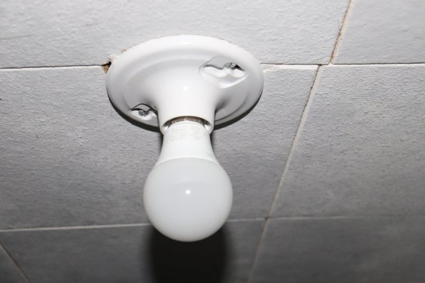 黑暗中的灯泡图片下载