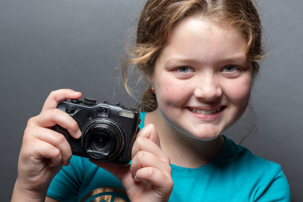 拿着相机的小女孩图片下载