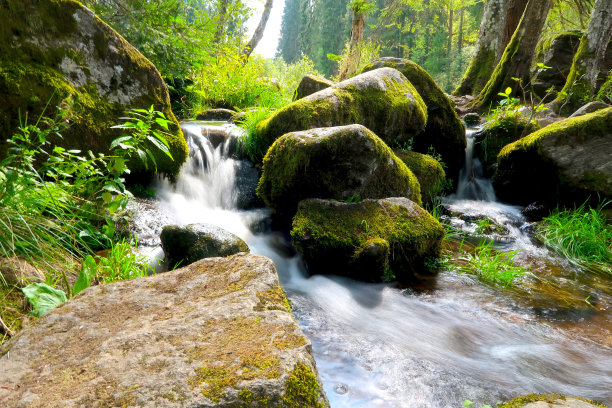 山河上有青苔石和小瀑布。这张照片摄于捷克共和国的苏玛瓦国家公园。长时间的曝光。图片下载