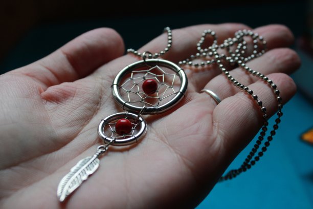 在手掌的项链的特写图片下载