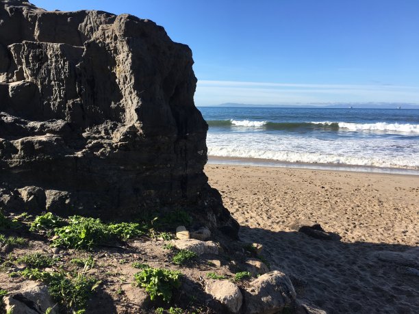 海浪冲击着悬崖图片下载