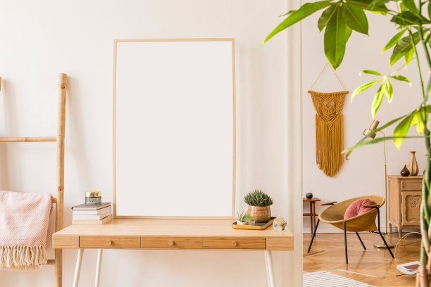 阳光明媚的scanidnavian公寓内饰，模拟海报框架，木梯子，金色扶手椅，设计配件和家具，植物和黄色流苏。时尚的家居装饰房间。真实的照片图片下载
