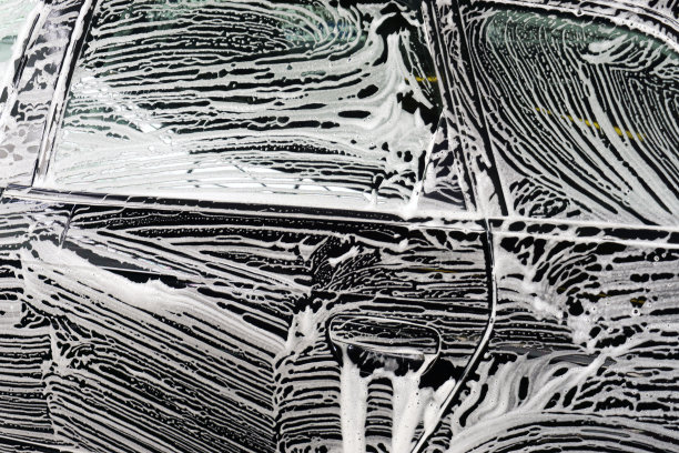 洗车和洗涤剂以车身为背景图片下载