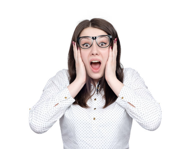 一个震惊的年轻女孩的肖像，戴着眼镜，在她的脸后面握着双手，孤立在白色的背景。深度恐惧概念情绪图片下载