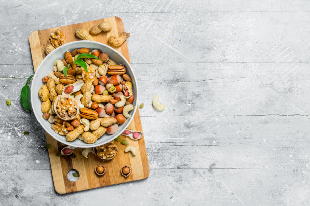 不同种类的坚果在碗里。图片下载