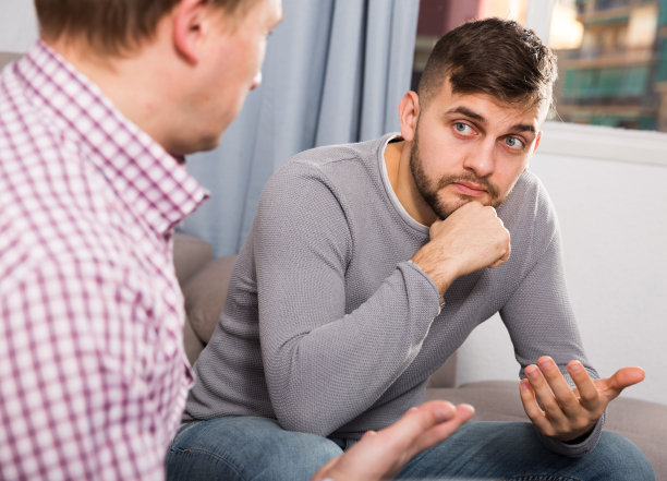 男人和朋友在沙发上讨论问题图片下载