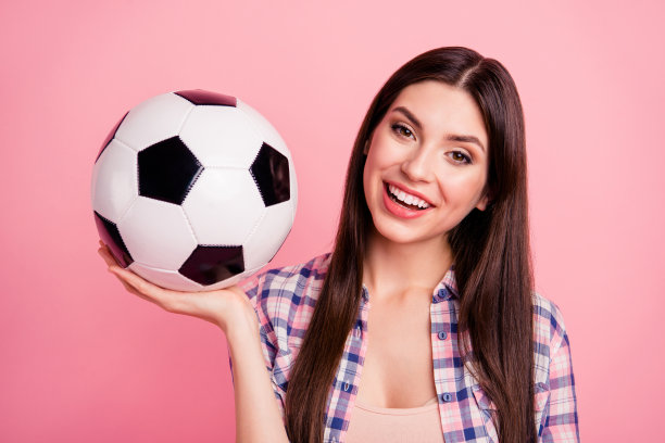 特写照片时髦漂亮的她，她，女士模特，手，手臂，手持皮球，建议买买新产品联盟队，穿休闲格子衬衫，衣服装，孤立的粉色背景图片下载