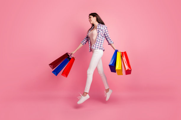 全长侧廓，身体尺寸照片，美丽的她，她，女士跳，高的手，手臂，购买，惊奇的运动，穿鞋，帽子，休闲格子衬衫，白色牛仔裤，牛仔布，孤立的粉色背景图片下载