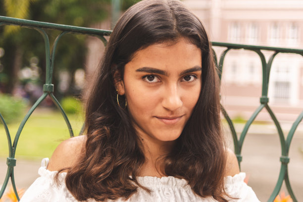 一个巴西女孩看着你的肖像图片下载