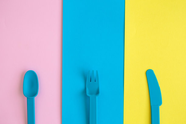 塑料餐具上的多色背景抽象。图片下载
