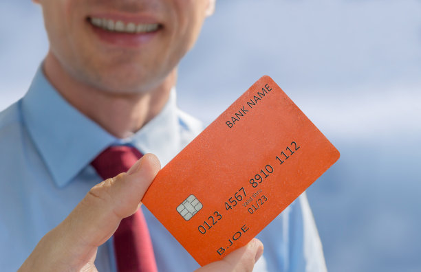 穿着蓝色衬衫，带着橙色卡片的男人图片下载