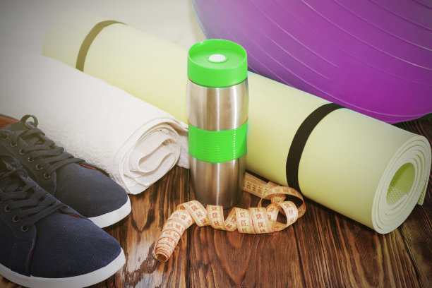 运动器材，健身球，瑜伽垫，水壶，运动鞋。图片下载