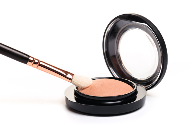 眼影，腮红，粉末，雕刻家和化妆刷在一个白色的背景。孤立在白色的。——图片图片下载