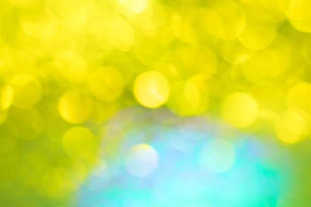 金灿灿的节日背景与散景灯。庆祝概念为新年，圣诞节假期素材图片