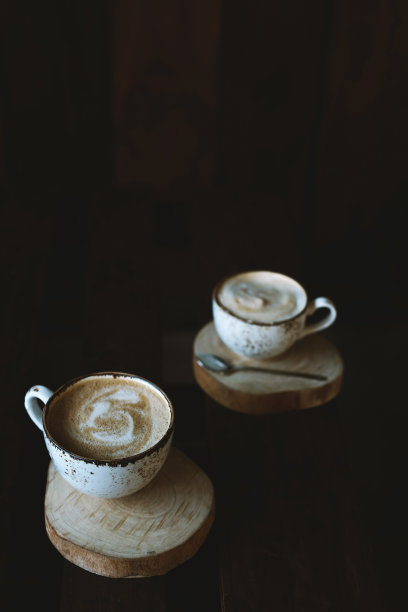 两杯芳香的咖啡图片下载