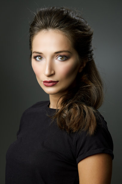 近距离的美丽肖像在一个灰色的背景图片下载