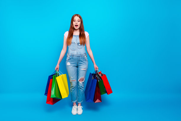 全身尺寸照片美丽惊人她她的夫人买周末商店购物商场参观黑色星期五难以置信的价格穿休闲牛仔裤牛仔工装裤衣服孤立的蓝色背景图片下载