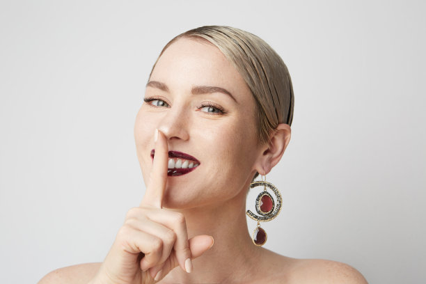 肖像微笑美丽的金发女模特大棕色眼睛和黑色眉毛。模特与轻化妆图片下载