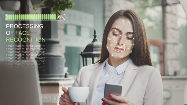 在智能手机上使用生物识别面部识别的女人图片下载