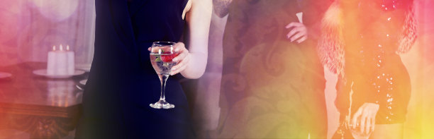 聚会上戴眼镜的女人图片下载