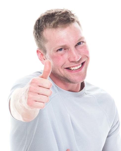 坐在凳子上的帅哥很高兴竖起大拇指图片下载