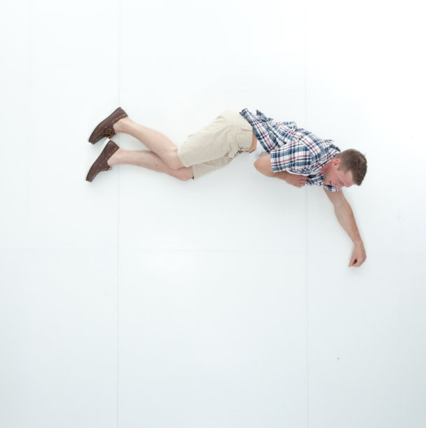 正上方的观点，男人在休闲服装，躺下和放松图片下载