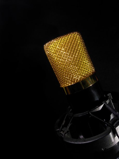 黑色背景的金色麦克风。图片下载