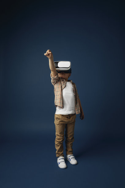 戴着虚拟现实头盔的孩子图片下载