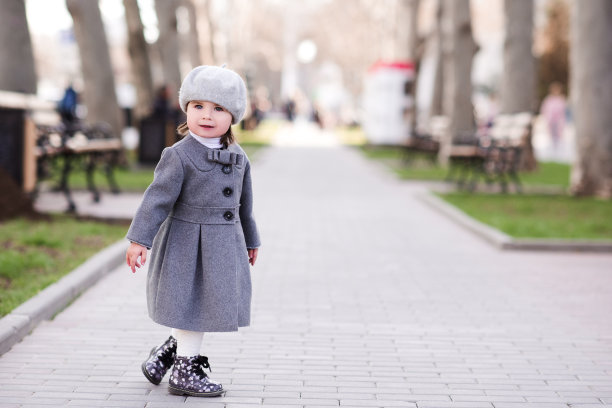 公园里的小女孩图片下载