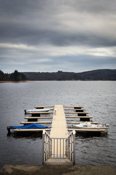 湖中的浮桥图片下载