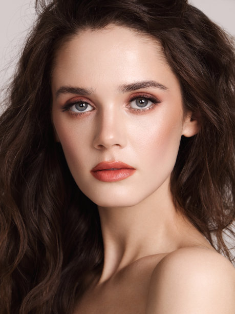 有一头长发的漂亮年轻女子图片下载