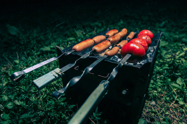 烤肉串配香肠和西红柿。图片下载