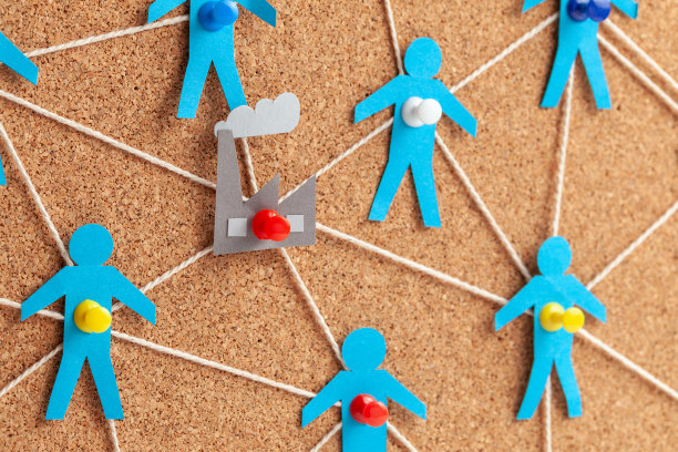 工厂管理和沟通。腐败在工作。正确选择企业内的供应商和人员。象征植物与人用绳子捆绑图片下载