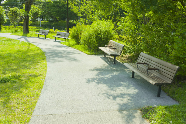 花园的长椅上图片下载