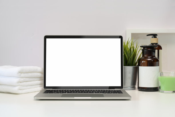 水疗桌上的黑屏笔记本电脑图片下载