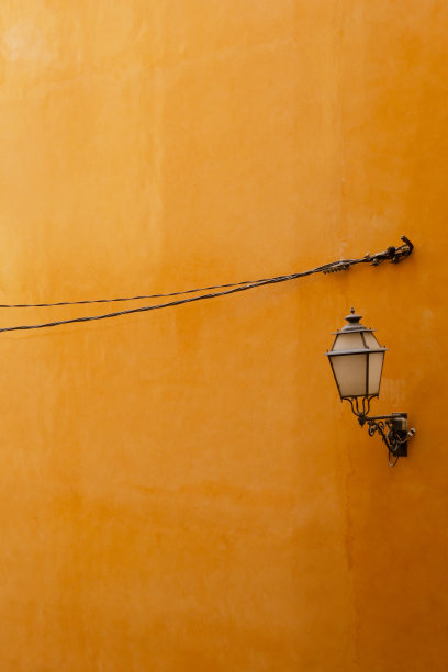 橙色的墙壁和路灯图片下载