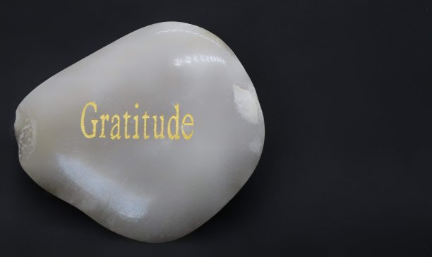 灰色石头上的感激之词。黑色背景。图片下载