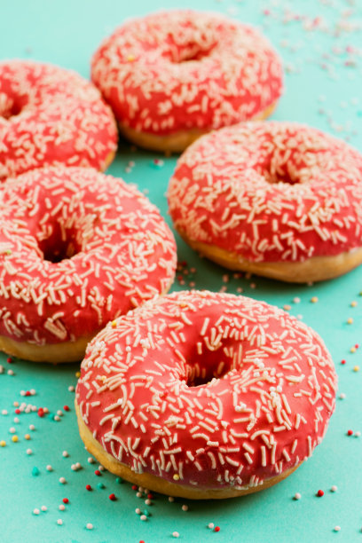 以蓝色背景装饰的甜甜圈。图片下载