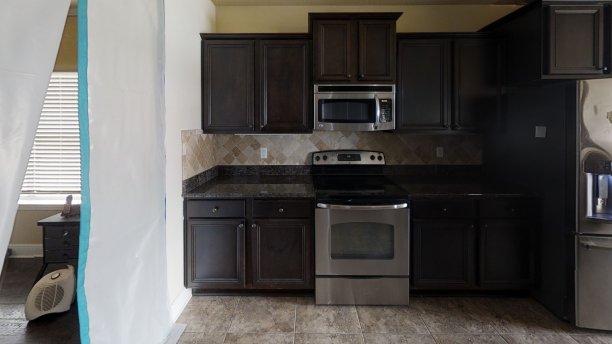 厨房橱柜有烤箱和微波炉图片下载