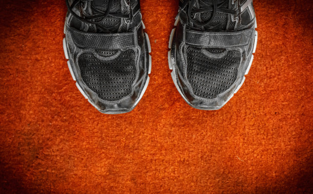 红地毯上的鞋子图片下载