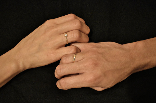 手拿结婚戒指图片下载