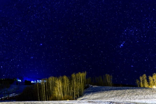 雪堆斯滑雪度假村明星充满滑雪坡天空图片下载