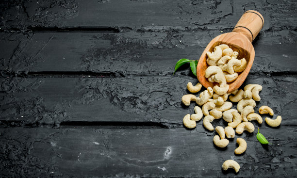 用带叶子的木勺盛腰果。图片下载