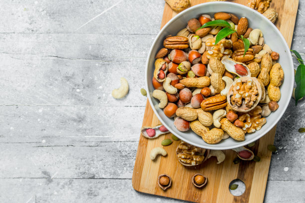 不同种类的坚果在碗里。图片下载