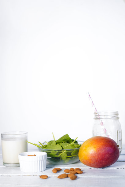 健康的绿色Reach维生素冰沙与嫩菠菜，芒果，杏仁奶和草莓图片下载