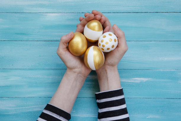 女人手里拿着复活节彩蛋图片下载