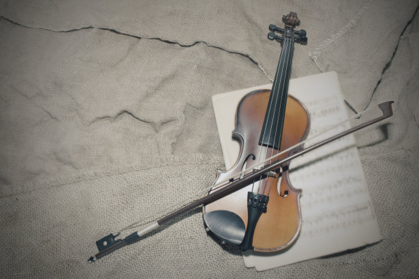 小提琴脖子上的音乐论文背景。有意者。图片下载